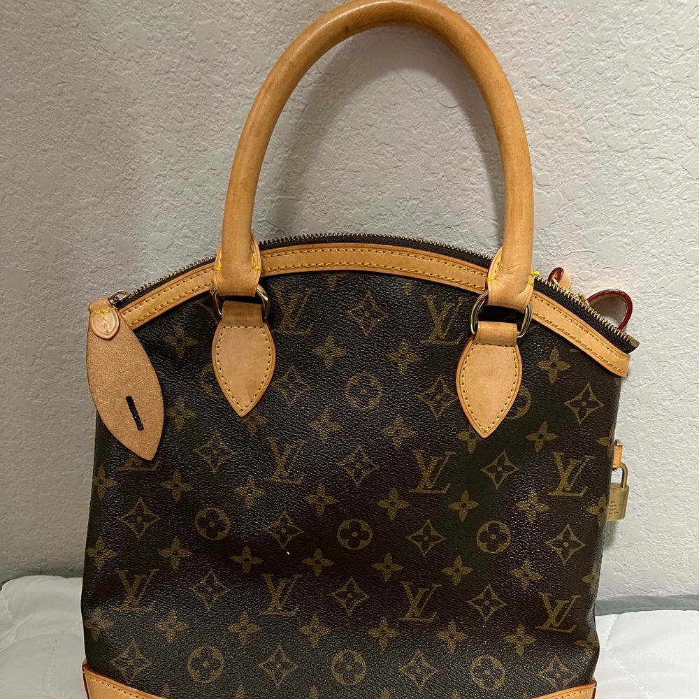 Authentic Louis Vuitton lock it. Date code is TH1017